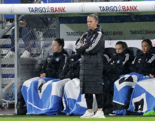 Trainer Liese Brancao (HSV) Fussball, Saison 2025 2026, Frauen, DFB Pokal, Viertelfinale, Volksparkstadion Hamburg, Hamburger SV gegen FC Bayern Muenchen DFL REGULATIONS PROHIBIT ANY USE OF PHOTOGRAPHS AS IMAGE SEQUENCES AND OR QUASI-VIDEO.