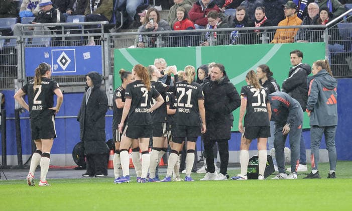 Trainer Jose Barcala (FC Bayern Muenchen) Fussball, Saison 2025 2026, Frauen, DFB Pokal, Viertelfinale, Volksparkstadion Hamburg, Hamburger SV gegen FC Bayern Muenchen DFL REGULATIONS PROHIBIT ANY USE OF PHOTOGRAPHS AS IMAGE SEQUENCES AND OR QUASI-VIDEO.