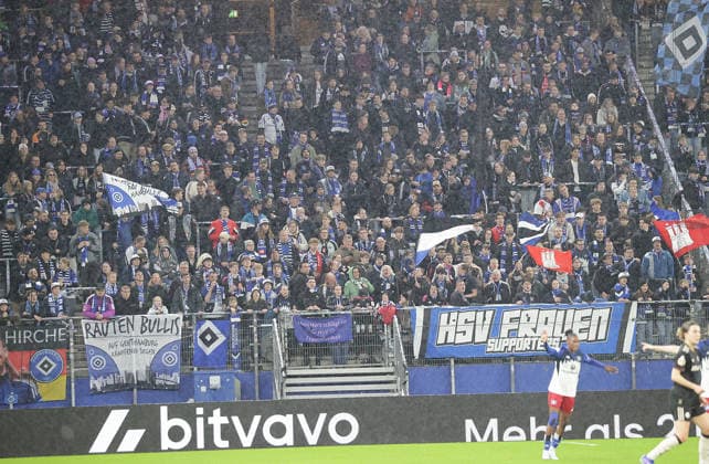 HSV Fans Fussball, Saison 2025 2026, Frauen, DFB Pokal, Viertelfinale, Volksparkstadion Hamburg, Hamburger SV gegen FC Bayern Muenchen DFL REGULATIONS PROHIBIT ANY USE OF PHOTOGRAPHS AS IMAGE SEQUENCES AND OR QUASI-VIDEO.