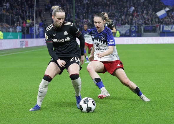 Franziska Kett (FC Bayern Muenchen), Maria Mikolajova (HSV) Fussball, Saison 2025 2026, Frauen, DFB Pokal, Viertelfinale, Volksparkstadion Hamburg, Hamburger SV gegen FC Bayern Muenchen DFL REGULATIONS PROHIBIT ANY USE OF PHOTOGRAPHS AS IMAGE SEQUENCES AND OR QUASI-VIDEO.
