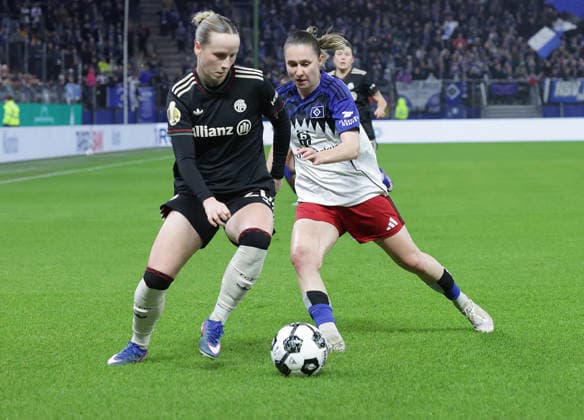 Franziska Kett (FC Bayern Muenchen), Maria Mikolajova (HSV) Fussball, Saison 2025 2026, Frauen, DFB Pokal, Viertelfinale, Volksparkstadion Hamburg, Hamburger SV gegen FC Bayern Muenchen DFL REGULATIONS PROHIBIT ANY USE OF PHOTOGRAPHS AS IMAGE SEQUENCES AND OR QUASI-VIDEO.