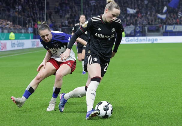 Maria Mikolajova (HSV), Franziska Kett (FC Bayern Muenchen) Fussball, Saison 2025 2026, Frauen, DFB Pokal, Viertelfinale, Volksparkstadion Hamburg, Hamburger SV gegen FC Bayern Muenchen DFL REGULATIONS PROHIBIT ANY USE OF PHOTOGRAPHS AS IMAGE SEQUENCES AND OR QUASI-VIDEO.
