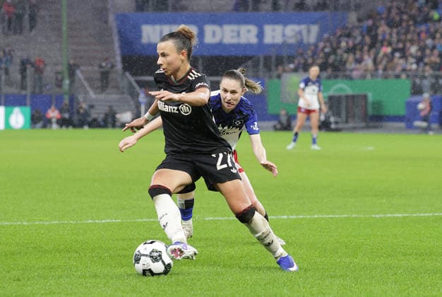 Ariana Caruso (FC Bayern Muenchen) Fussball, Saison 2025 2026, Frauen, DFB Pokal, Viertelfinale, Volksparkstadion Hamburg, Hamburger SV gegen FC Bayern Muenchen DFL REGULATIONS PROHIBIT ANY USE OF PHOTOGRAPHS AS IMAGE SEQUENCES AND OR QUASI-VIDEO.