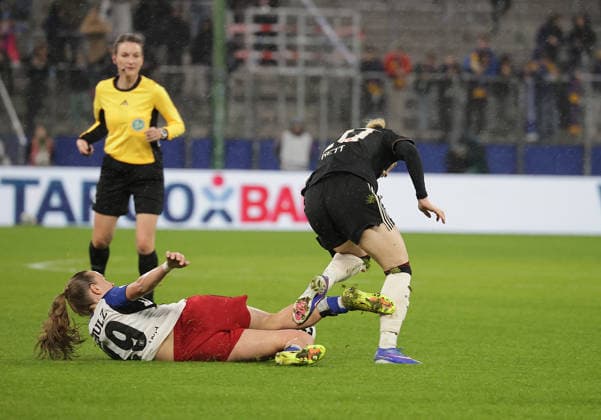 Fuer diese Foul sieht Leni Eggert (HSV) an Franziska Kett (FC Bayern Muenchen) die gelbe Karte Fussball, Saison 2025 2026, Frauen, DFB Pokal, Viertelfinale, Volksparkstadion Hamburg, Hamburger SV gegen FC Bayern Muenchen DFL REGULATIONS PROHIBIT ANY USE OF PHOTOGRAPHS AS IMAGE SEQUENCES AND OR QUASI-VIDEO.
