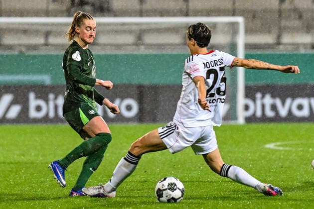 Fußball I Frauen I Saison 2025-2026 I DFB-Pokal I VfL Wolfsburg - Eintracht Frankfurt I 11.03.2026 Janina Minge (6, VfL Wolfsburg) tunnelt Sara Doorsoun-Khajeh (23, Eintracht Frankfurt) im Zweikampf Wolfsburg AOK Stadion Niedersachsen Deutschland Copyright: xLobeca InesxHähnelx