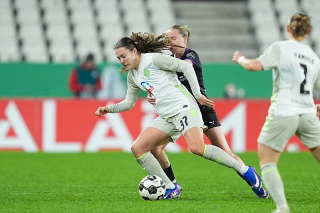 11.03.2025, xydrx, Fußball, DFB-Pokal Viertelfinale Frauen, SGS Essen - SV Werder Bremen, Saison 2025 2026, Stadion an der Hafenstraße: Mara Alber (SV Werder Bremen, 37) im Zweikampf gegen Beke Sterner (SGS Essen, 19) DFB regulations prohibit any use of photographs as image sequences and or quasi-video. Copyright: HMBxMedia YannisxDreimann