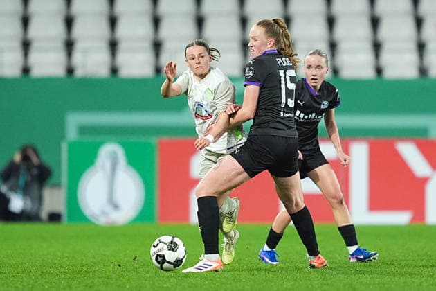 11.03.2025, xydrx, Fußball, DFB-Pokal Viertelfinale Frauen, SGS Essen - SV Werder Bremen, Saison 2025 2026, Stadion an der Hafenstraße: Chiara D Angelo (SV Werder Bremen, 2) im Zweikampf gegen Laura Pucks (SGS Essen, 15) DFB regulations prohibit any use of photographs as image sequences and or quasi-video. Copyright: HMBxMedia YannisxDreimann