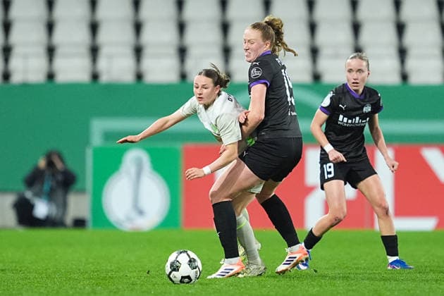 11.03.2025, xydrx, Fußball, DFB-Pokal Viertelfinale Frauen, SGS Essen - SV Werder Bremen, Saison 2025 2026, Stadion an der Hafenstraße: Chiara D Angelo (SV Werder Bremen, 2) im Zweikampf gegen Laura Pucks (SGS Essen, 15) DFB regulations prohibit any use of photographs as image sequences and or quasi-video. Copyright: HMBxMedia YannisxDreimann