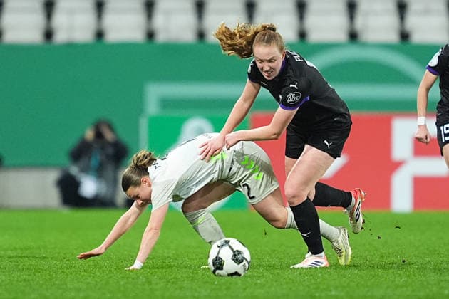 11.03.2025, xydrx, Fußball, DFB-Pokal Viertelfinale Frauen, SGS Essen - SV Werder Bremen, Saison 2025 2026, Stadion an der Hafenstraße: Chiara D Angelo (SV Werder Bremen, 2) im Zweikampf gegen Laura Pucks (SGS Essen, 15) DFB regulations prohibit any use of photographs as image sequences and or quasi-video. Copyright: HMBxMedia YannisxDreimann