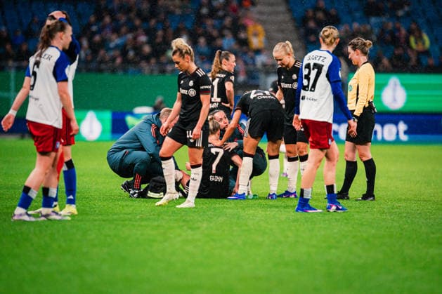 DFB-Pokal Frauen: Hamburger SV vs. FC Bayern München,11.03.2026 Giulia Gwinn (FC Bayern München, 7) liegt am Boden; Fußball, DFB-Pokal Frauen, Viertelfinale: Hamburger SV vs. FC Bayern München am 11.03.2026 im Volksparkstadion, Hamburg DFB REGULATIONS PROHIBIT ANY USE OF PHOTOGRAPHS AS IMAGE SEQUENCES AND OR QUASI-VIDEO. Copyright: xBEAUTIFULxSPORTS Tonhäuserx