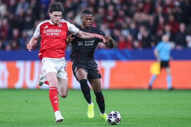 Fußball Champions League Achtelfinale Bayer 04 Leverkusen - FC Arsenal am 11.03.2026 in der BayArena in Leverkusen Declan Rice ( Arsenal ), links - Christian Kofane ( Leverkusen ), rechts