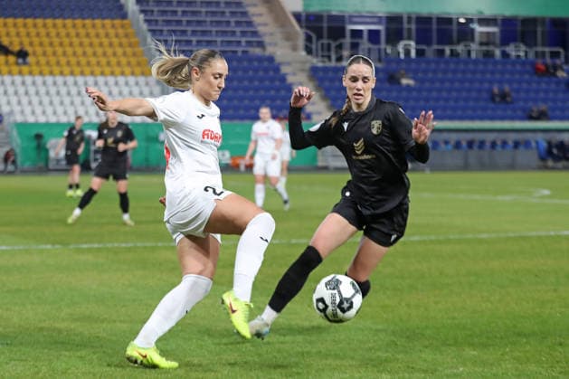 DFB-Pokal Frauen: FC Carl Zeiss Jena - SC Sand 1946; 11.03.26 Ivana Slipcevic (23, SC Sand) gegen Rieke Tietz (17, Carl Zeiss Jena). Fußball, DFB-Pokal Frauen, Viertelfinale: FC Carl Zeiss Jena vs. SC Sand 1946 am 11.03.26 im Ernst-Abbe-Sportfeld ad hoc arena, Jena. DFL REGULATIONS PROHIBIT ANY USE OF PHOTOGRAPHS AS IMAGE SEQUENCES AND OR QUASI-VIDEO. Copyright: xBEAUTIFULxSPORTS JanxKaeferx