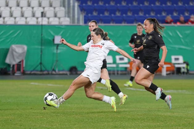 DFB-Pokal Frauen: FC Carl Zeiss Jena - SC Sand 1946; 11.03.26 Pija Reininger (9, SC Sand) mit einer Torchance, Nelly Juckel (31, Carl Zeiss Jena) läuft hinterher. Fußball, DFB-Pokal Frauen, Viertelfinale: FC Carl Zeiss Jena vs. SC Sand 1946 am 11.03.26 im Ernst-Abbe-Sportfeld ad hoc arena, Jena. DFL REGULATIONS PROHIBIT ANY USE OF PHOTOGRAPHS AS IMAGE SEQUENCES AND OR QUASI-VIDEO. Copyright: xBEAUTIFULxSPORTS JanxKaeferx