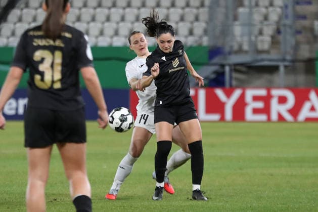 DFB-Pokal Frauen: FC Carl Zeiss Jena - SC Sand 1946; 11.03.26 Olivia Matilde Johansson Alcaide (9, Carl Zeiss Jena) vor Emily Yaple (14, SC Sand). Fußball, DFB-Pokal Frauen, Viertelfinale: FC Carl Zeiss Jena vs. SC Sand 1946 am 11.03.26 im Ernst-Abbe-Sportfeld ad hoc arena, Jena. DFL REGULATIONS PROHIBIT ANY USE OF PHOTOGRAPHS AS IMAGE SEQUENCES AND OR QUASI-VIDEO. Copyright: xBEAUTIFULxSPORTS JanxKaeferx