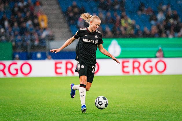 DFB-Pokal Frauen: Hamburger SV vs. FC Bayern München,11.03.2026 Pernille Harder (FC Bayern München, 21) am Ball; Fußball, DFB-Pokal Frauen, Viertelfinale: Hamburger SV vs. FC Bayern München am 11.03.2026 im Volksparkstadion, Hamburg DFB REGULATIONS PROHIBIT ANY USE OF PHOTOGRAPHS AS IMAGE SEQUENCES AND OR QUASI-VIDEO. Copyright: xBEAUTIFULxSPORTS Tonhäuserx