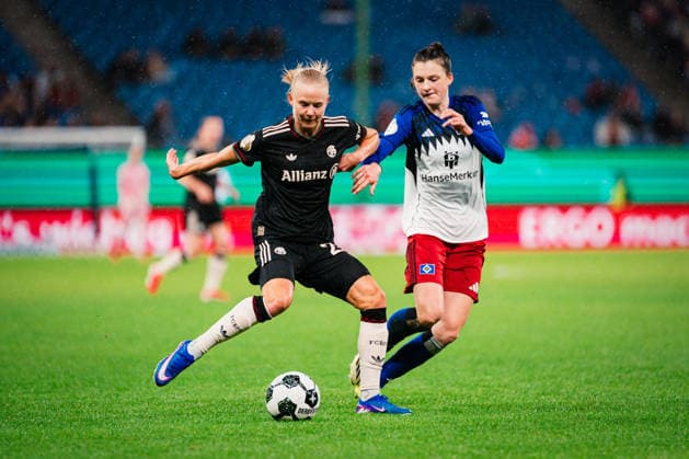 DFB-Pokal Frauen: Hamburger SV vs. FC Bayern München,11.03.2026 Pernille Harder (FC Bayern München, 21) am Ball gegen Lotta Wrede (Hamburger SV, 32); Fußball, DFB-Pokal Frauen, Viertelfinale: Hamburger SV vs. FC Bayern München am 11.03.2026 im Volksparkstadion, Hamburg DFB REGULATIONS PROHIBIT ANY USE OF PHOTOGRAPHS AS IMAGE SEQUENCES AND OR QUASI-VIDEO. Copyright: xBEAUTIFULxSPORTS Tonhäuserx
