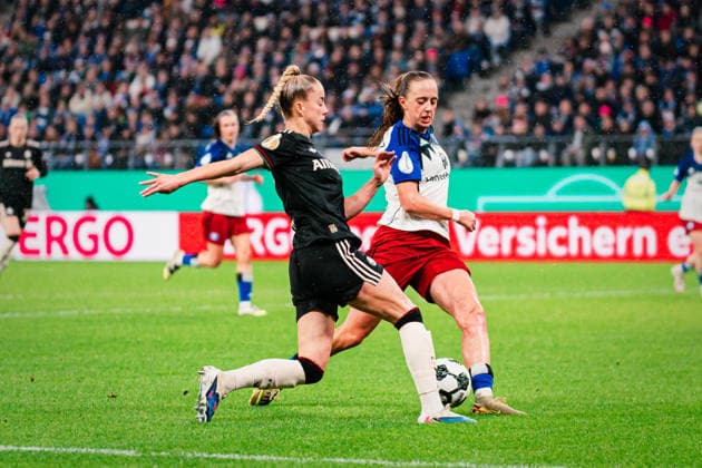 DFB-Pokal Frauen: Hamburger SV vs. FC Bayern München,11.03.2026 Giulia Gwinn (FC Bayern München, 7) gegen Victoria Schulz (Hamburger SV, 19); Fußball, DFB-Pokal Frauen, Viertelfinale: Hamburger SV vs. FC Bayern München am 11.03.2026 im Volksparkstadion, Hamburg DFB REGULATIONS PROHIBIT ANY USE OF PHOTOGRAPHS AS IMAGE SEQUENCES AND OR QUASI-VIDEO. Copyright: xBEAUTIFULxSPORTS Tonhäuserx