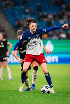 DFB-Pokal Frauen: Hamburger SV vs. FC Bayern München,11.03.2026 Lotta Wrede (Hamburger SV, 32) am Ball; Fußball, DFB-Pokal Frauen, Viertelfinale: Hamburger SV vs. FC Bayern München am 11.03.2026 im Volksparkstadion, Hamburg DFB REGULATIONS PROHIBIT ANY USE OF PHOTOGRAPHS AS IMAGE SEQUENCES AND OR QUASI-VIDEO. Copyright: xBEAUTIFULxSPORTS Tonhäuserx