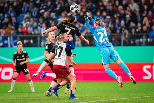 DFB-Pokal Frauen: Hamburger SV vs. FC Bayern München,11.03.2026 Lea Paulick (Hamburger SV, 25) knallt mit Paulina Bartz (Hamburger SV, 37) zusammen; Fußball, DFB-Pokal Frauen, Viertelfinale: Hamburger SV vs. FC Bayern München am 11.03.2026 im Volksparkstadion, Hamburg DFB REGULATIONS PROHIBIT ANY USE OF PHOTOGRAPHS AS IMAGE SEQUENCES AND OR QUASI-VIDEO. Copyright: xBEAUTIFULxSPORTS Tonhäuserx