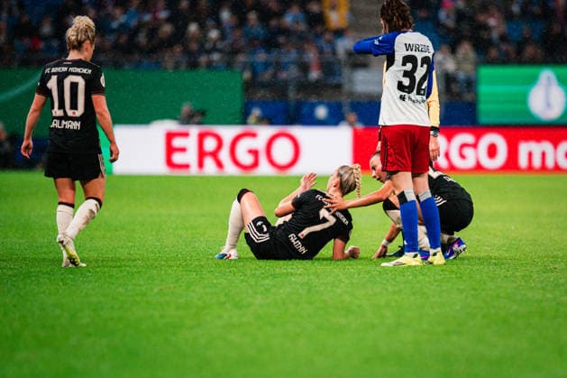 DFB-Pokal Frauen: Hamburger SV vs. FC Bayern München,11.03.2026 Giulia Gwinn (FC Bayern München, 7) liegt am Boden; Fußball, DFB-Pokal Frauen, Viertelfinale: Hamburger SV vs. FC Bayern München am 11.03.2026 im Volksparkstadion, Hamburg DFB REGULATIONS PROHIBIT ANY USE OF PHOTOGRAPHS AS IMAGE SEQUENCES AND OR QUASI-VIDEO. Copyright: xBEAUTIFULxSPORTS Tonhäuserx