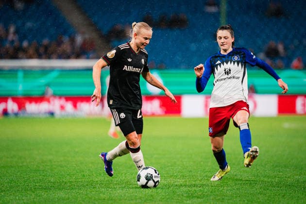 DFB-Pokal Frauen: Hamburger SV vs. FC Bayern München,11.03.2026 Pernille Harder (FC Bayern München, 21) am Ball gegen Lotta Wrede (Hamburger SV, 32); Fußball, DFB-Pokal Frauen, Viertelfinale: Hamburger SV vs. FC Bayern München am 11.03.2026 im Volksparkstadion, Hamburg DFB REGULATIONS PROHIBIT ANY USE OF PHOTOGRAPHS AS IMAGE SEQUENCES AND OR QUASI-VIDEO. Copyright: xBEAUTIFULxSPORTS Tonhäuserx