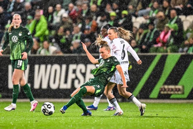Fußball I Frauen I Saison 2025-2026 I DFB-Pokal I VfL Wolfsburg - Eintracht Frankfurt I 11.03.2026 Zweikampf Ella Peddemors (5, VfL Wolfsburg) gegen Elisa Senß (6, Eintracht Frankfurt) Wolfsburg AOK Stadion Niedersachsen Deutschland Copyright: xLobeca InesxHähnelx