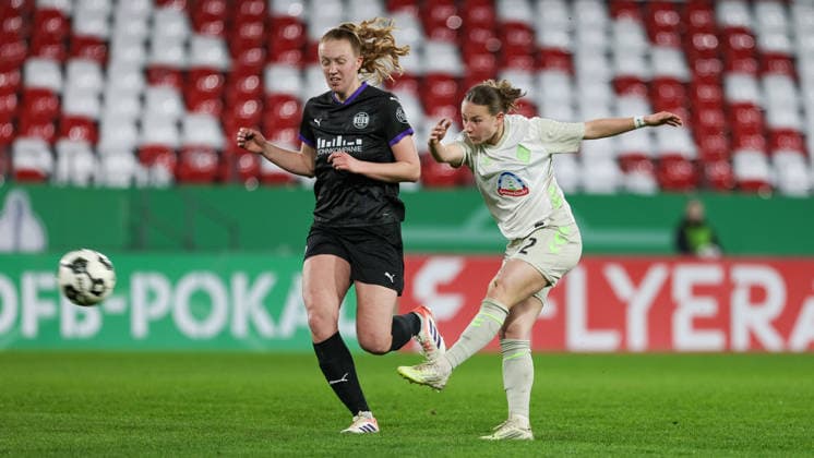 v.li.: Laura Pucks (SGS Essen, 15) und Chiara D Angelo (SV Werder Bremen, 2) im Zweikampf, Duell, Dynamik, Aktion, Action, Spielszene, DIE DFB-RICHTLINIEN UNTERSAGEN JEGLICHE NUTZUNG VON FOTOS ALS SEQUENZBILDER UND ODER VIDEOÄHNLICHE FOTOSTRECKEN. DFB REGULATIONS PROHIBIT ANY USE OF PHOTOGRAPHS AS IMAGE SEQUENCES AND OR QUASI-VIDEO., 11.03.2026, Essen (Deutschland), Fussball, DFB-Pokal Frauen, SGS Essen - SV Werder Bremen