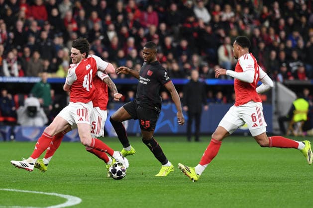 Declan Rice (FC Arsenal) und Christian Kofane (Bayer 04 Leverkusen) im Zweikampf waehrend des Spiels der UEFA Champions League 2025 26, Achtelfinale, Hinspiel zwischen Bayer 04 Leverkusen und FC Arsenal, BayArena am 11. March 2026 in Leverkusen, Deutschland. (Foto von Ralf Treese DeFodi Images) +++ Declan Rice (FC Arsenal) und Christian Kofane (Bayer 04 Leverkusen) battle for the ball during the UEFA Champions League 2025 26 Round of 16, First Leg, match between Bayer 04 Leverkusen and FC Arsenal at BayArena on February 24, 2026 in Leverkusen, Germany. (Photo by Ralf Treese DeFodi Images) -
