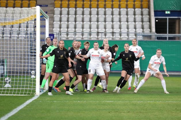 DFB-Pokal Frauen: FC Carl Zeiss Jena - SC Sand 1946; 11.03.26 Gedränge vorm Jenaer Tor bei einem Eckball. Fußball, DFB-Pokal Frauen, Viertelfinale: FC Carl Zeiss Jena vs. SC Sand 1946 am 11.03.26 im Ernst-Abbe-Sportfeld ad hoc arena, Jena. DFL REGULATIONS PROHIBIT ANY USE OF PHOTOGRAPHS AS IMAGE SEQUENCES AND OR QUASI-VIDEO. Copyright: xBEAUTIFULxSPORTS JanxKaeferx