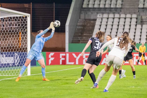 Luisa Palmen (SGS Essen, 21) pariert den Schuss von Mara Alber (SV Werder Bremen, 37). SGS Essen vs. SV Werder Bremen, Fussball, DFB-Pokal Frauen, Viertelfinale, Saison 2025 2026, 11.03.2026 DFL DFB Regulations prohibit any use of Photographs as image sequences and or Quasivideo SGS Essen vs. SV Werder Bremen, Fussball, DFB-Pokal Frauen, Viertelfinale, Saison 2025 2026, 11.03.2026 Essen Copyright: xEibner-Pressefoto ThomasxHaeslerx EP_THR