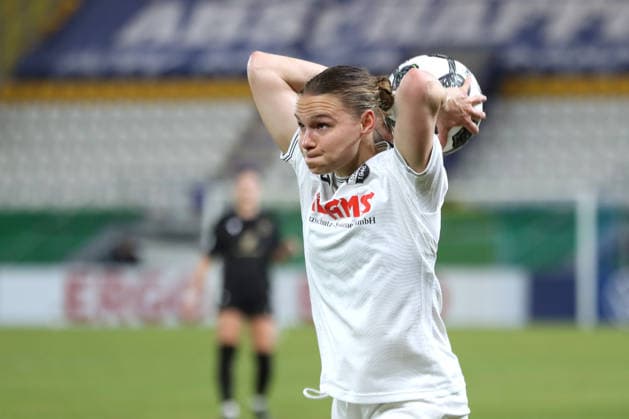 DFB-Pokal Frauen: FC Carl Zeiss Jena - SC Sand 1946; 11.03.26 Emily Yaple (14, SC Sand) beim Einwurf. Fußball, DFB-Pokal Frauen, Viertelfinale: FC Carl Zeiss Jena vs. SC Sand 1946 am 11.03.26 im Ernst-Abbe-Sportfeld ad hoc arena, Jena. DFL REGULATIONS PROHIBIT ANY USE OF PHOTOGRAPHS AS IMAGE SEQUENCES AND OR QUASI-VIDEO. Copyright: xBEAUTIFULxSPORTS JanxKaeferx