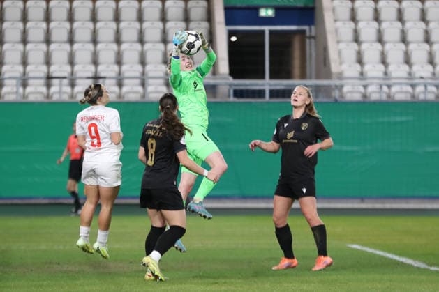 DFB-Pokal Frauen: FC Carl Zeiss Jena - SC Sand 1946; 11.03.26 Torwart Jasmin Janning (1, Carl Zeiss Jena) fängt den Ball. Fußball, DFB-Pokal Frauen, Viertelfinale: FC Carl Zeiss Jena vs. SC Sand 1946 am 11.03.26 im Ernst-Abbe-Sportfeld ad hoc arena, Jena. DFL REGULATIONS PROHIBIT ANY USE OF PHOTOGRAPHS AS IMAGE SEQUENCES AND OR QUASI-VIDEO. Copyright: xBEAUTIFULxSPORTS JanxKaeferx
