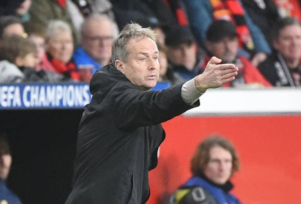 11.03.2026, xhbx, Fussball UEFA Champions League, Bayer 04 Leverkusen - FC Arsenal London v.l. Trainer Kasper Hjulmand (Bayer Leverkusen) gibt Anweisungen, gestikuliert, mit den Armen gestikulieren gives instructions, gesticulate. (DFL DFB REGULATIONS PROHIBIT ANY USE OF PHOTOGRAPHS as IMAGE SEQUENCES and or QUASI-VIDEO) Leverkusen