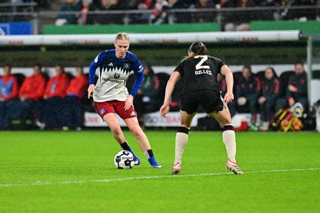 Fußball I Frauen I Saison 2025-2026 I DFB Pokal I Viertelfinale I Hamburger SV - FC Bayern München I 11.03.2026 Paulina Bartz (37, Hamburger SV) beim ersten sehenswerten Angriff für den HSV, Vanessa Gilles (2, FC Bayern München) sichert ab. Hamburg Volksparkstadion Hamburg Deutschland Copyright: xLobeca WolfxGebhardtx