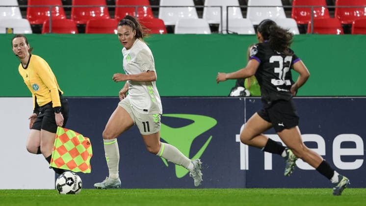 v.li.: Maja Sternad (SV Werder Bremen, 11) am Ball, Einzelbild, Ganzkörper, Aktion, Action, Spielszene, Ella Touon (SGS Essen, 32), DIE DFB-RICHTLINIEN UNTERSAGEN JEGLICHE NUTZUNG VON FOTOS ALS SEQUENZBILDER UND ODER VIDEOÄHNLICHE FOTOSTRECKEN. DFB REGULATIONS PROHIBIT ANY USE OF PHOTOGRAPHS AS IMAGE SEQUENCES AND OR QUASI-VIDEO., 11.03.2026, Essen (Deutschland), Fussball, DFB-Pokal Frauen, SGS Essen - SV Werder Bremen