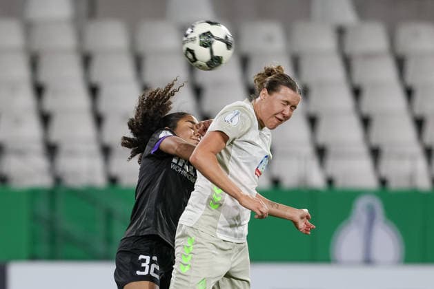 v.li.: Ella Touon (SGS Essen, 32) und Larissa Mühlhaus (SV Werder Bremen, 7) im Kopfballduell, Kopfball, Zweikampf, Action, Aktion, Spielszene, DIE DFB-RICHTLINIEN UNTERSAGEN JEGLICHE NUTZUNG VON FOTOS ALS SEQUENZBILDER UND ODER VIDEOÄHNLICHE FOTOSTRECKEN. DFB REGULATIONS PROHIBIT ANY USE OF PHOTOGRAPHS AS IMAGE SEQUENCES AND OR QUASI-VIDEO., 11.03.2026, Essen (Deutschland), Fussball, DFB-Pokal Frauen, SGS Essen - SV Werder Bremen