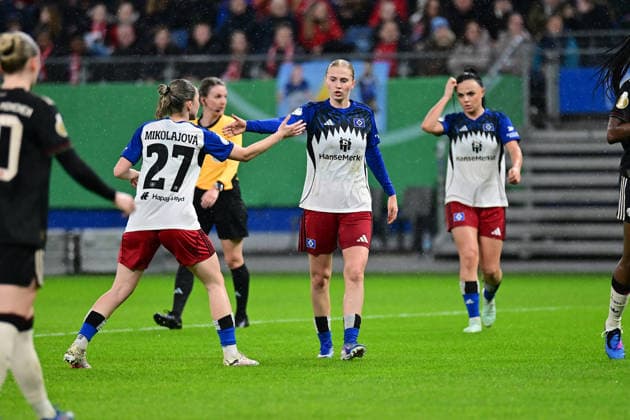 Fußball I Frauen I Saison 2025-2026 I DFB Pokal I Viertelfinale I Hamburger SV - FC Bayern München I 11.03.2026 Maria Mikolajova (27, Hamburger SV) und Paulina Bartz (37, Hamburger SV) klatschen ab, ihr Angriff brachte einen Eckball. Hamburg Volksparkstadion Hamburg Deutschland Copyright: xLobeca WolfxGebhardtx