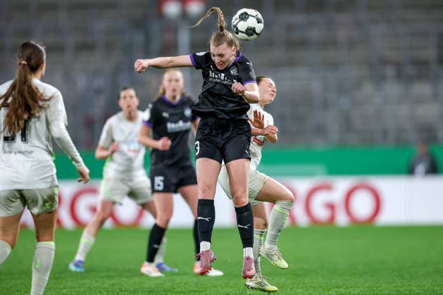 2026.03.11, Fußball, DFB-Pokal Frauen, SGS Essen - SV Werder Bremen, Viertelfinale, Stadion an der Hafenstraße, Damen, Saison 2025 2026: Maike Berentzen (SGS Essen 13) im Zweikampf gegen Chiara D Angelo (Werder Bremen 02) DFB regulations prohibit any use of photographs as image sequences and or quasi-video. Nordrhein-Westfalen Deutschland