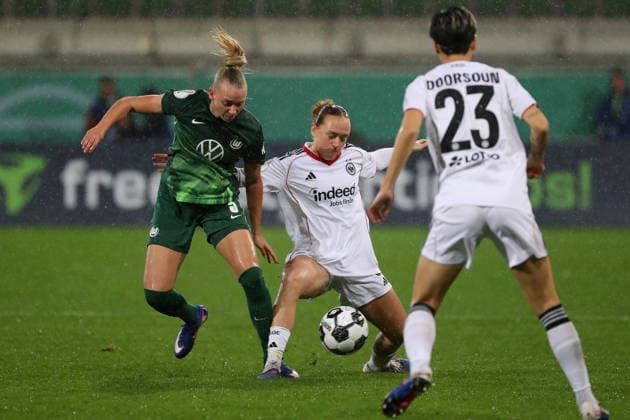 VfL vs. Frankfurt, DFB-Pokal Frauen Wolfsburg, 11.03.2026, Fußball, Frauen, VfL Wolfsburg vs. Eintracht Frankfurt, Viertelfinale DFB-Pokal, Saison 2025 2026. Ella Paddemors (VfL Wolfsburg), Lisanne Gräwe (Eintracht Frankfurt) AOK Stadion Deutschland