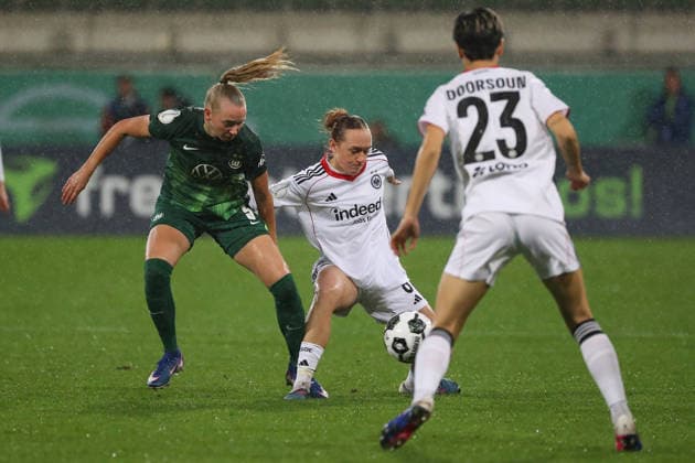 VfL vs. Frankfurt, DFB-Pokal Frauen Wolfsburg, 11.03.2026, Fußball, Frauen, VfL Wolfsburg vs. Eintracht Frankfurt, Viertelfinale DFB-Pokal, Saison 2025 2026. Ella Paddemors (VfL Wolfsburg), Lisanne Gräwe (Eintracht Frankfurt) AOK Stadion Deutschland