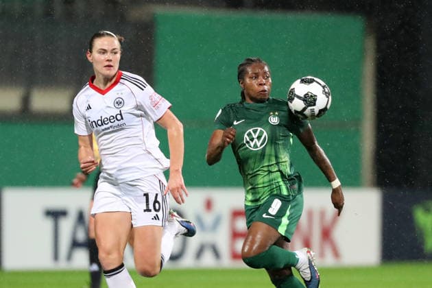 VfL vs. Frankfurt, DFB-Pokal Frauen Wolfsburg, 11.03.2026, Fußball, Frauen, VfL Wolfsburg vs. Eintracht Frankfurt, Viertelfinale DFB-Pokal, Saison 2025 2026. Marthine Ostenstad (Eintracht Frankfurt), Lineth Beerensteyn (VfL Wolfsburg), AOK Stadion Deutschland
