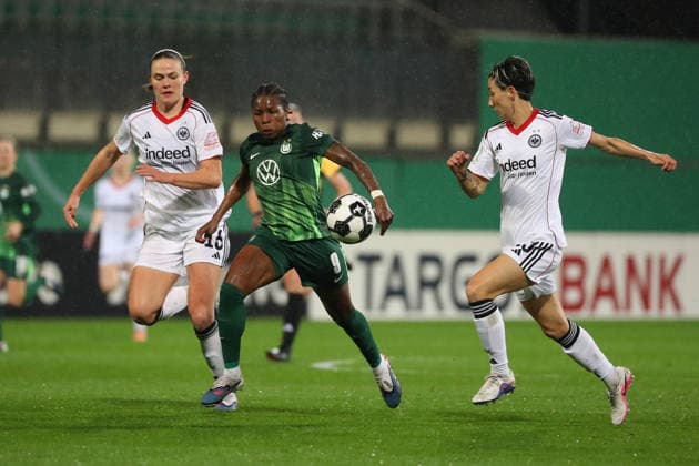 VfL vs. Frankfurt, DFB-Pokal Frauen Wolfsburg, 11.03.2026, Fußball, Frauen, VfL Wolfsburg vs. Eintracht Frankfurt, Viertelfinale DFB-Pokal, Saison 2025 2026. Marthine Ostenstad (Eintracht Frankfurt), Lineth Beerensteyn (VfL Wolfsburg), Sara Doorsoun (Eintracht Frankfurt) AOK Stadion Deutschland