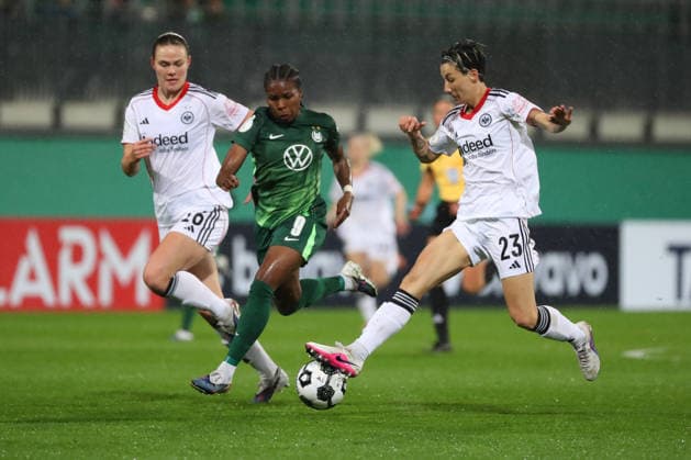 VfL vs. Frankfurt, DFB-Pokal Frauen Wolfsburg, 11.03.2026, Fußball, Frauen, VfL Wolfsburg vs. Eintracht Frankfurt, Viertelfinale DFB-Pokal, Saison 2025 2026. Marthine Ostenstad (Eintracht Frankfurt), Lineth Beerensteyn (VfL Wolfsburg), Sara Doorsoun (Eintracht Frankfurt) AOK Stadion Deutschland