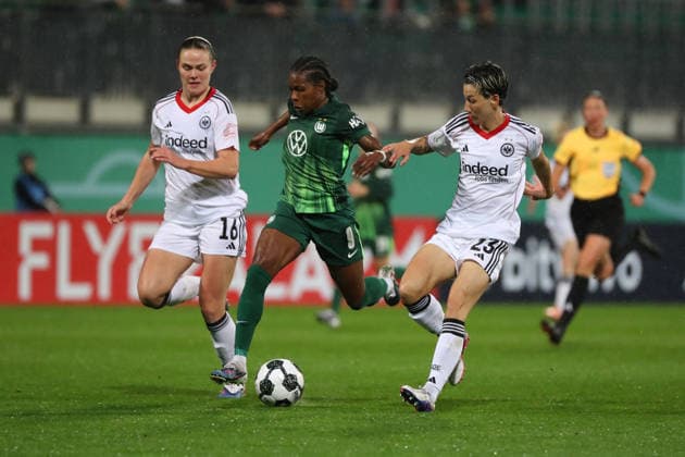 VfL vs. Frankfurt, DFB-Pokal Frauen Wolfsburg, 11.03.2026, Fußball, Frauen, VfL Wolfsburg vs. Eintracht Frankfurt, Viertelfinale DFB-Pokal, Saison 2025 2026. Marthine Ostenstad (Eintracht Frankfurt), Lineth Beerensteyn (VfL Wolfsburg), Sara Doorsoun (Eintracht Frankfurt) AOK Stadion Deutschland