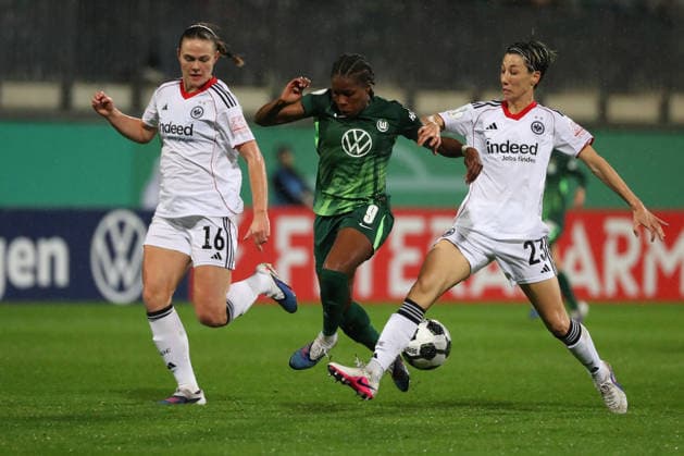 VfL vs. Frankfurt, DFB-Pokal Frauen Wolfsburg, 11.03.2026, Fußball, Frauen, VfL Wolfsburg vs. Eintracht Frankfurt, Viertelfinale DFB-Pokal, Saison 2025 2026. Marthine Ostenstad (Eintracht Frankfurt), Lineth Beerensteyn (VfL Wolfsburg), Sara Doorsoun (Eintracht Frankfurt) AOK Stadion Deutschland