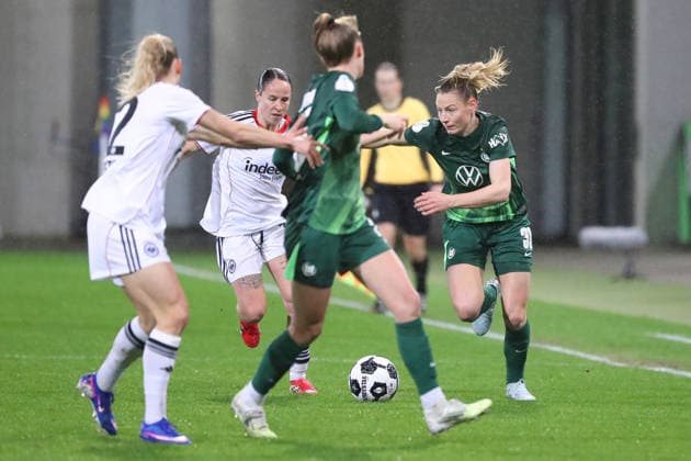 VfL vs. Frankfurt, DFB-Pokal Frauen Wolfsburg, 11.03.2026, Fußball, Frauen, VfL Wolfsburg vs. Eintracht Frankfurt, Viertelfinale DFB-Pokal, Saison 2025 2026. Gerladine Reuteler (Eintracht Frankfurt), Sarai Linder (VfL Wolfsburg) AOK Stadion Deutschland