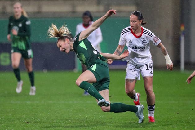 VfL vs. Frankfurt, DFB-Pokal Frauen Wolfsburg, 11.03.2026, Fußball, Frauen, VfL Wolfsburg vs. Eintracht Frankfurt, Viertelfinale DFB-Pokal, Saison 2025 2026. Sarai Linder (VfL Wolfsburg), Gerladine Reuteler (Eintracht Frankfurt) AOK Stadion Deutschland