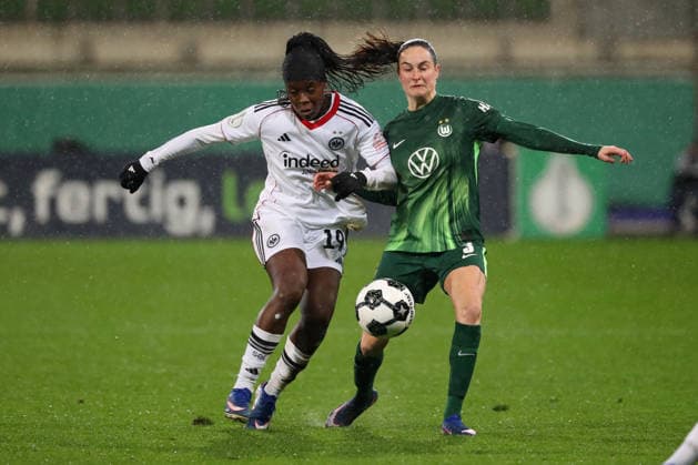 VfL vs. Frankfurt, DFB-Pokal Frauen Wolfsburg, 11.03.2026, Fußball, Frauen, VfL Wolfsburg vs. Eintracht Frankfurt, Viertelfinale DFB-Pokal, Saison 2025 2026. Nicole Anyomi (Eintracht Frankfurt), Caitlin Dijkstra (VfL Wolfsburg) AOK Stadion Deutschland
