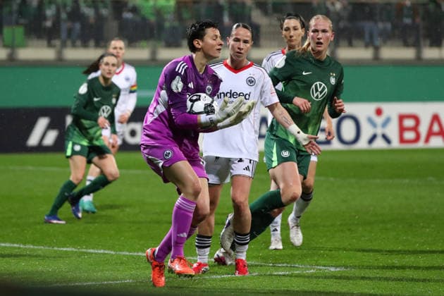 VfL vs. Frankfurt, DFB-Pokal Frauen Wolfsburg, 11.03.2026, Fußball, Frauen, VfL Wolfsburg vs. Eintracht Frankfurt, Viertelfinale DFB-Pokal, Saison 2025 2026. Torfrau Lina Altenburg (Eintracht Frankfurt), Smilla Vallotto (VfL Wolfsburg), Camilla Küver (VfL Wolfsburg) AOK Stadion Deutschland
