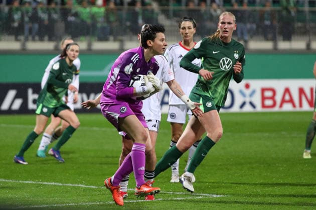 VfL vs. Frankfurt, DFB-Pokal Frauen Wolfsburg, 11.03.2026, Fußball, Frauen, VfL Wolfsburg vs. Eintracht Frankfurt, Viertelfinale DFB-Pokal, Saison 2025 2026. Torfrau Lina Altenburg (Eintracht Frankfurt), Smilla Vallotto (VfL Wolfsburg), Camilla Küver (VfL Wolfsburg) AOK Stadion Deutschland